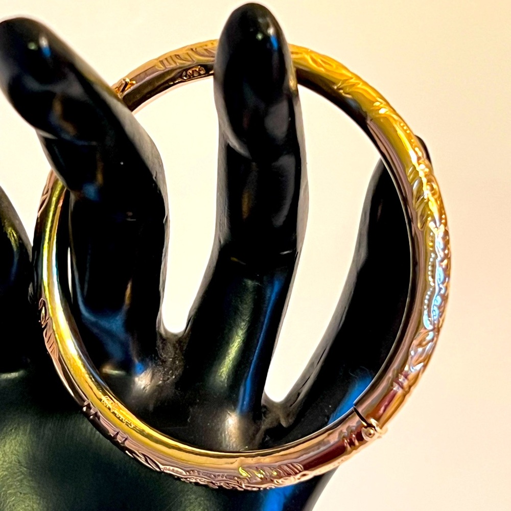 Elegant Gold  Bangle Bracelet, 6.1 grams, 610 gold/18 Karats.